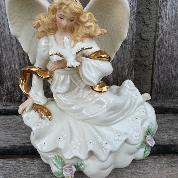 VINTAGE SANKYO PORCELAIN ANGEL MUSIC BOX WITH DOVE & GOLD TONE DETAILS 7” - Picture 2 of 5